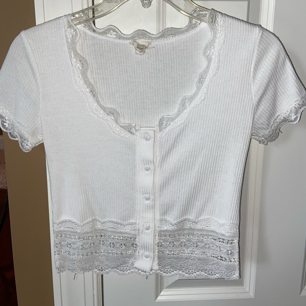 Cropped White Tee Shirt With Lace and Button Detail